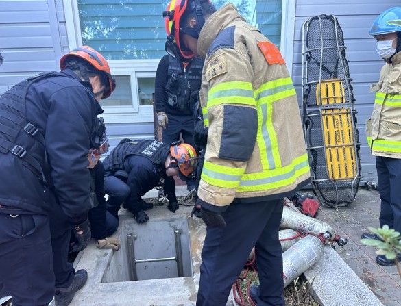 질식환자 구조하는 소방 관계자들. 충남 천안동남소방서 제공