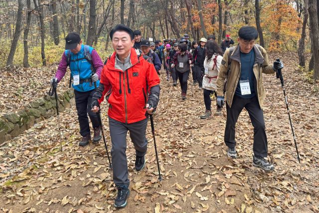 김동근 의정부시장이 시민들과 함께 지난 9일부터 10일까지 1박 2일간 수락산, 천보산, 용암산 등에서 ‘산림 휴양 탐방로 발굴을 위한 사전답사’를 하고 있다.