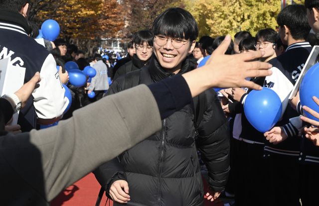 2026학년도 대학수학능력시험을 하루 앞둔 12일 수원특례시 장안구 수성고등학교에서 수험생들이 선생님과 후배들의 응원을 받으며 학교를 나서고 있다.조주현기자
