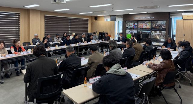 10일 양주시종합관광안내센터 교육장에서 열린 재단 설립을 위한 문화예술계 간담회에서 문화예술인들이 재단 설립 방안에 대해 의견을 나누고 있다. 양주시 제공