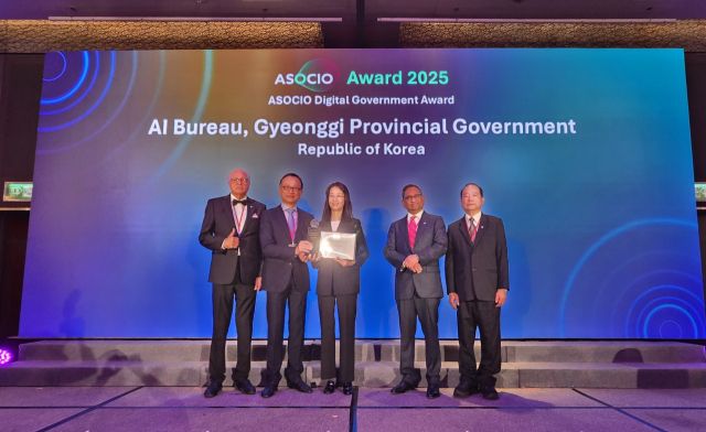 경기도가 인공지능(AI)을 행정 전반에 도입해 공공서비스 혁신을 이끈 성과를 국제적으로 인정받아 ‘2025 아소시오 디지털 서밋’에서 ‘디지털 정부상’을 수상했다. 경기도 제공