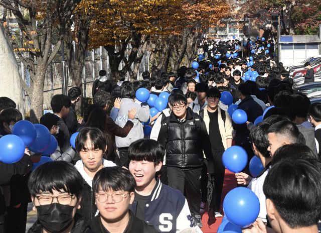 2026학년도 대학수학능력시험을 하루 앞둔 12일 수원특례시 장안구 수성고등학교에서 수험생들이 선생님과 후배들의 응원을 받으며 학교를 나서고 있다.조주현기자