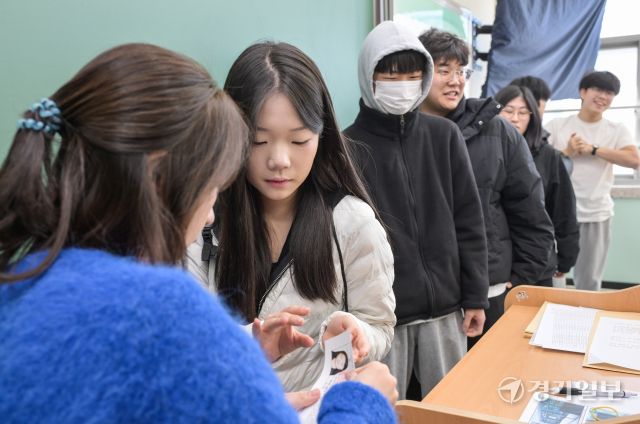 2026학년도 대학수학능력시험을 하루 앞둔 12일 오전 용인특례시 수지구 죽전고등학교에서 수험생들이 담임선생님에게 수험표를 배부받고 있다. 윤원규기자