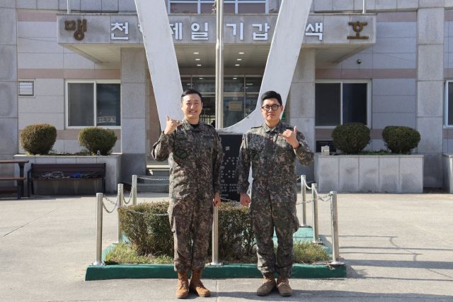 육군 수도기계화보병사단 기갑수색대대 우민혁 대위(왼쪽)와 김두환 중사. 육군 수도기계화보병사단 제공