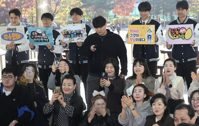 2026학년도 대학수학능력시험을 하루 앞둔 12일 수원특례시 장안구 수성고등학교에서 수험생들이 선생님과 후배들의 응원을 받으며 학교를 나서고 있다.조주현기자