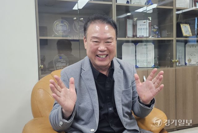 윤광섭 평택시장학재단 이사장이 경기일보와의 인터뷰에서 밝게 웃고 있다. 윤동현기자