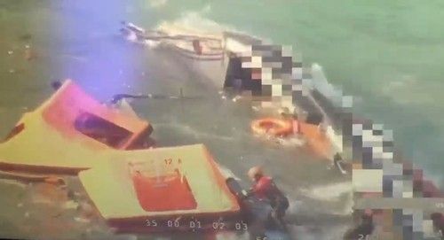 전남 신안군 가거도 연안에서 좌초한 낚싯배. 연합뉴스