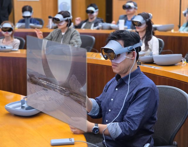 삼성 임직원이 삼성인력개발원에서 갤럭시 XR을 착용한 채 교육에 참여하고 있다. 삼성전자 제공