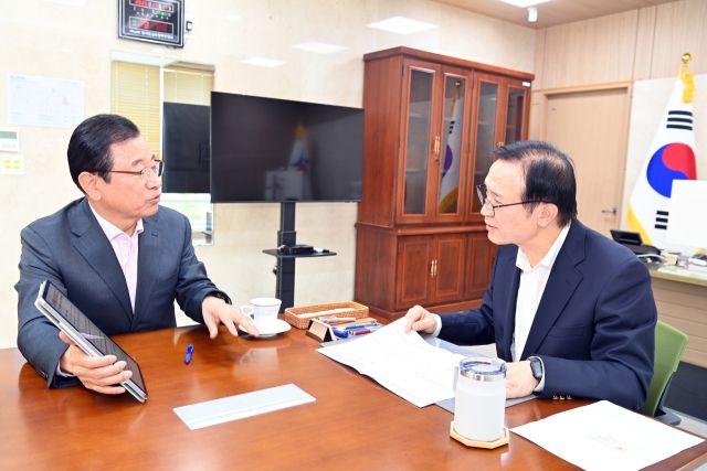 이현재 하남시장과 임태희 경기도교육감이 하남교육지원청 신설 등 하남지역 교육현안을 논의하고 있다. 하남시 제공