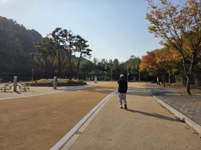 시흥시가 바닥을 친환경 탄소중립 소재인 ‘코르크’로 재포장을 완료한 하상공원 러닝 트랙 바닥. 시흥시 제공