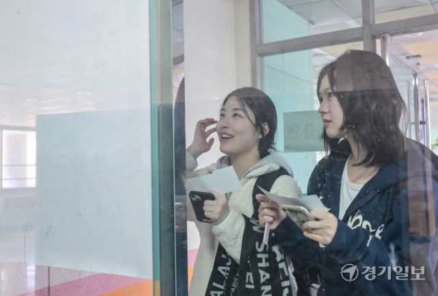 2026학년도 대학수학능력시험을 하루 앞둔 12일 오전 용인특례시 수지구 죽전고등학교에서 수험생들이 본인들의 수험장을 확인하고 있다. 윤원규기자