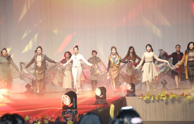 최근 롯데백화점 평촌점 문화홀에서 ‘신중년 생애설계 박람회&amp;자선 패션쇼’가 열리고 있다. 안양시 제공