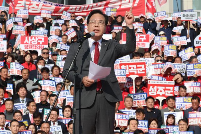 국민의힘 송언석 원내대표가 12일 서울 여의도 국회 본청 앞에서 열린 "대장동 일당 7400억 국고 환수 촉구 및 검찰 항소 포기 외압 규탄대회"에서 발언하고 있다. 연합뉴스