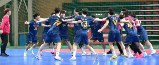 인천도시공사가 장인익 감독이 부임한지 3개월 만에 제106회 전국체육대회에서 우승, 기쁨을 나누고 있다. 한국핸드볼연맹 제공