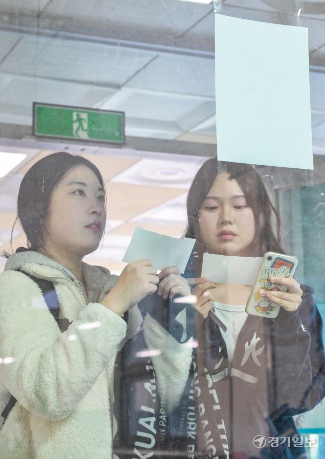 2026학년도 대학수학능력시험을 하루 앞둔 12일 오전 용인특례시 수지구 죽전고등학교에서 수험생들이 본인들의 수험장을 확인하고 있다. 윤원규기자