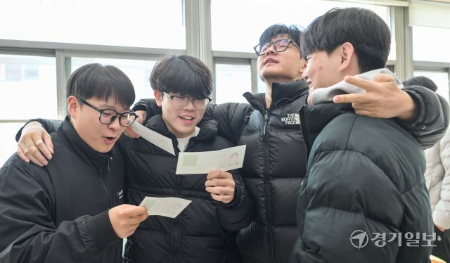 2026학년도 대학수학능력시험을 하루 앞둔 12일 오전 용인특례시 수지구 죽전고등학교에서 수험생들이 배부받은 수험표를 확인하고 있다. 윤원규기자