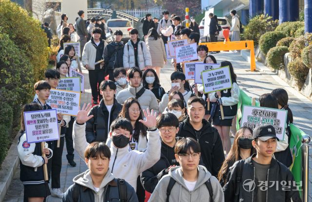 2026학년도 대학수학능력시험을 하루 앞둔 12일 오전 용특례시 수지구 죽전고등학교에서 수험생들이 후배들의 응원을 받으며 하교를 하고 있다. 윤원규기자