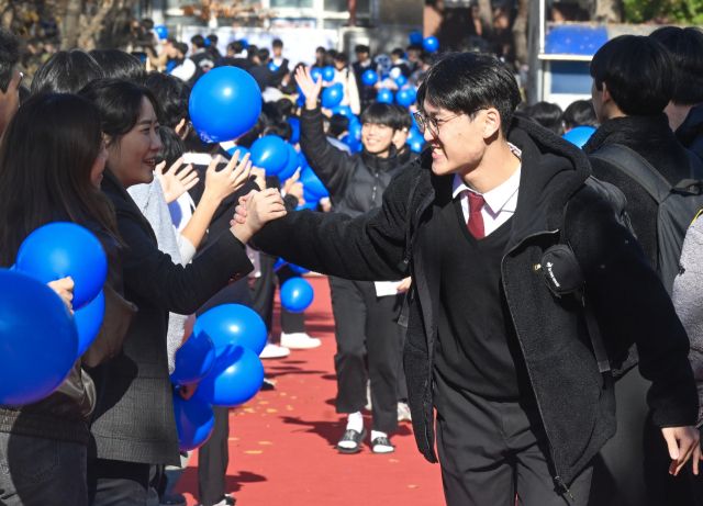 2026학년도 대학수학능력시험을 하루 앞둔 12일 수원특례시 장안구 수성고등학교에서 수험생들이 선생님과 후배들의 응원을 받으며 학교를 나서고 있다.조주현기자