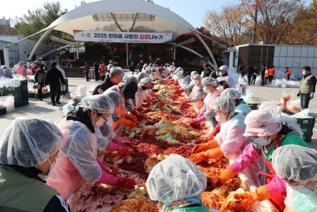 ㈔경기도여성단체협의회 김포시지회가 마련한 사랑의 김장나누기에 200여명의 자원봉사자들이 참여해 1천400가구에 전달될 김장을 담갔다. 김포시 제공