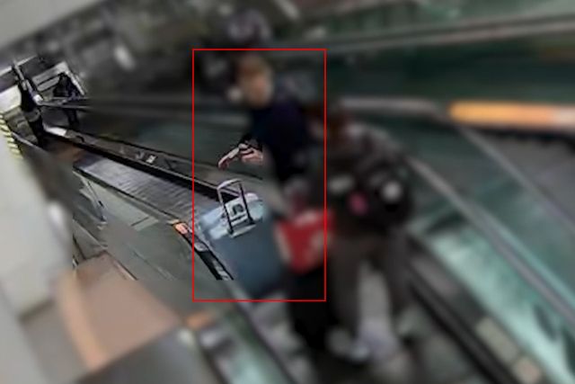 CCTV가 촬영한 실제 캐리어 낙하 발생 직전 장면. 공항철도 제공