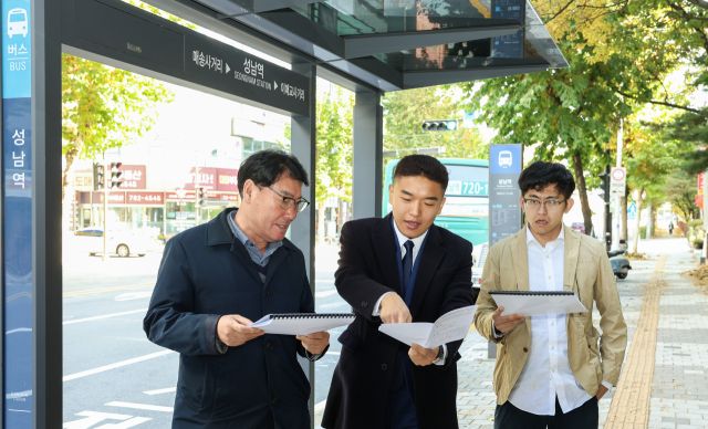 의왕시의회 ‘의왕시에서 광명역과 분당·판교로 가는 광역버스 노선 신설 추진 방안을 연구하는 의원 모임’ 소속의 서창수·한채훈·박현호 의원(왼쪽부터)이 성남시의 한 버스정류장에서 분당·판교행과 광명역행 광역버스 개통과 관련한 논의를 하고 있다. 의왕시의회 제공