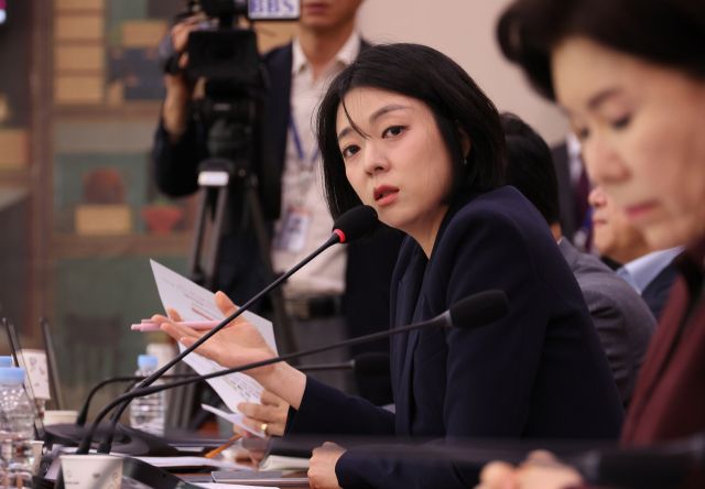 국민의힘 배현진 의원이 16일 서울 여의도 국회에서 열린 2025년도 국가유산청 등에 대한 문화체육관광위원회 국정감사에서 질의를 하고 있다. 연합뉴스