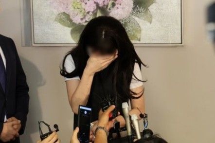 2023년 6월 항소심 마치고 눈물 흘리는 돌려차기 사건 피해자. 연합뉴스