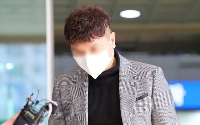 방송인 박수홍(54)씨의 개인 돈과 기획사 자금 등 수십억원을 횡령한 혐의로 기소된 친형 박모씨(56)가 2024년 2월14일 오후 서울서부지법에서 열린 1심 선고를 마친 뒤 나오고 있다. 연합뉴스