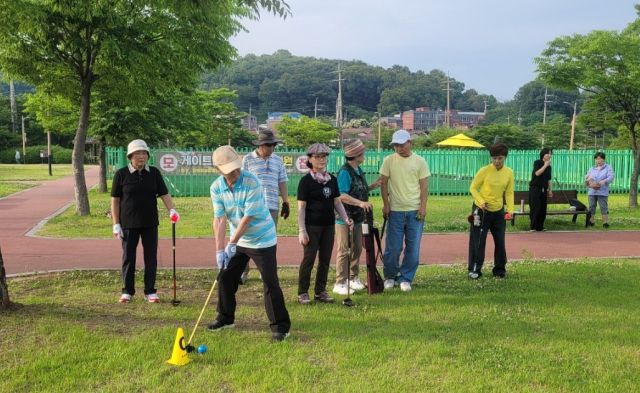 파크골프장이 없어 강화공설운동장 잔디밭에서 연습을 하고 있는 주민들. 조향래 기자