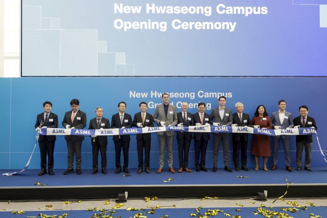 12일 화성특례시 송동 일원에서 열린 ASML 화성캠퍼스 준공식에서 김성중 경기도 행정1부지사, 승문 제2부시장, 강감찬 산업통상부 무역투자실장 등이 참석자들과 테이프를 자르고 있다. 화성특례시 제공