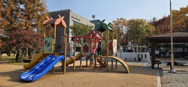 시흥시가 바닥을 친환경 탄소중립 소재인 ‘코르크’로 재포장을 완료한 하상공원 어린이놀이시설. 시흥시 제공