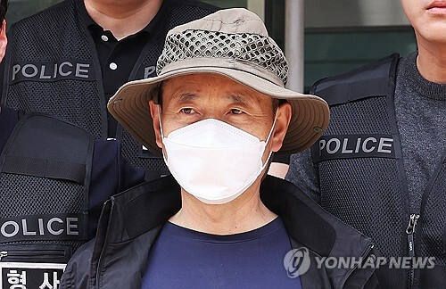 둔기와 흉기로 2명을 살해하고 2명을 다치게 한 이른바 '시흥 살인사건'의 피의자 중국동포 차철남(56)이 5월27일 경기도 시흥경찰서에서 검찰로 송치되고 있다. 연합뉴스