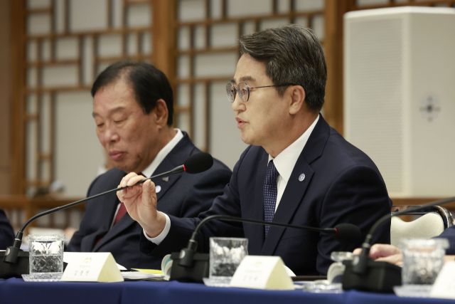 김동연 경기도지사가 12일 용산 대통령실에서 열린 이재명 대통령 주재 중앙지방협력회의에서 발언하고 있다. 연합뉴스