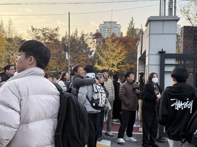2026학년도 대학수학능력시험(수능)이 종료된 13일 오후 경기도교육청 제30지구 제17시험장인 수원 효원고등학교에서 나온 수험생과 학부모가 포옹하고 있다. 이지민기자