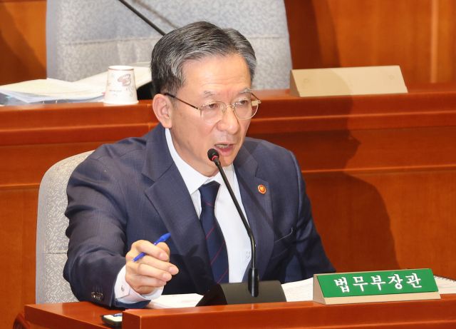 정성호 법무부 장관이 13일 국회에서 열린 예산결산특별위원회 전체회의에서 질의에 답하고 있다. 연합뉴스