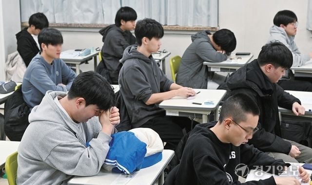 2026학년도 대학수학능력시험일인 13일 경기·인천지역 시험장 안팎에서 다양한 모습이 연출되고 있다. 사진은 수원 효원고에서 시험 준비를 하고 있는 수험생들. 조병석·조주현기자·경기사진공동취재단