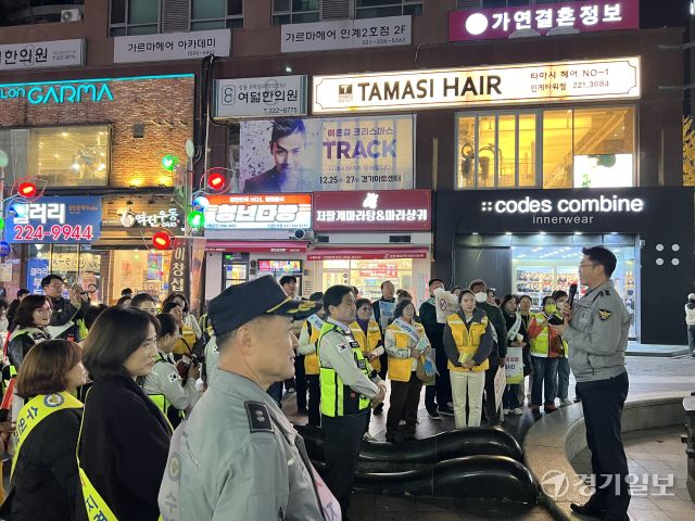 13일 오후 8시께 수원 나혜석거리에서 수능 종료 후 청소년 보호를 위한 합동 순찰에 앞서 관계자들이 안전활동 계획을 공유하고 있다. 박소민기자