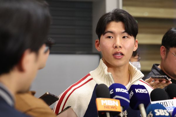 미국프로야구 메이저리그(MLB) 월드시리즈에서 우승한 로스앤젤레스 다저스의 김혜성이 6일 인천국제공항을 통해 귀국해 취재진의 질문에 답하고 있다. 연합뉴스