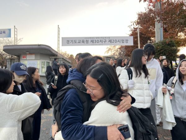 13일 오후 경기도교육청 제30지구 제20시험장인 수원특례시 팔달구 영복여자고등학교에서 시험을 마치고 나온 엄희원양을 어머니인 황영은씨가 안아주고 있다. 박소민기자
