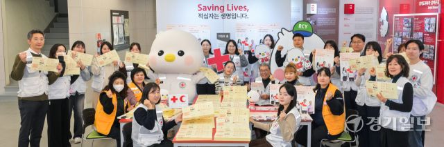 13일 수원특례시 권선구 대한적십자사 경기도지사에서 이재정 적십자 경기지사 회장과 직원들이 내달 1일부터 시작되는 적십자회비 집중모금 기간을 앞두고 지로용지 정리를 마친 뒤 기념촬영을 하고 있다. 윤원규기자