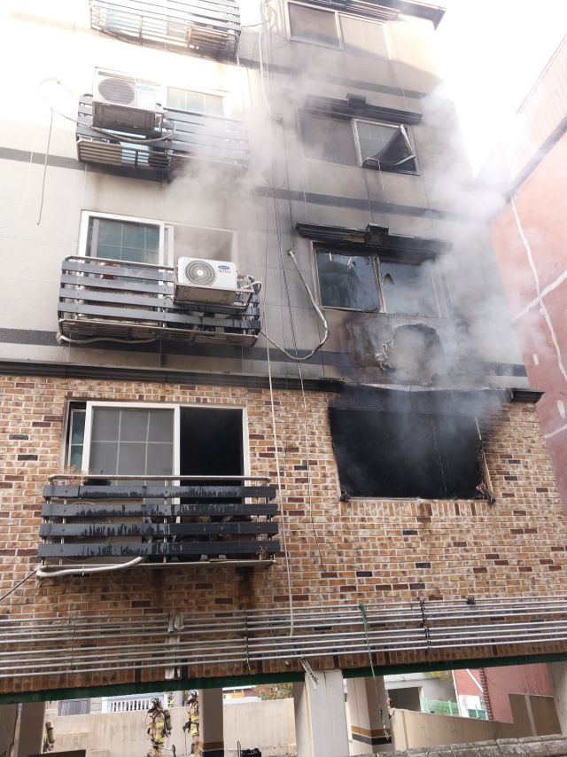 13일 오후 3시46분께 인천 남동구 간석동의 한 빌라에서 불이 났다. 인천소방본부 제공