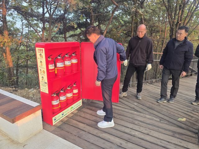 박종효 인천 남동구청장이 만수3동 도룡뇽마을 무장애나눔길 조성사업 현장을 방문했다. 인천 남동구청 제공