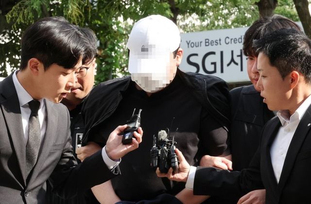 살인 및 시체유기 혐의로 법정에 출석한 40대 A씨의 모습. 연합뉴스