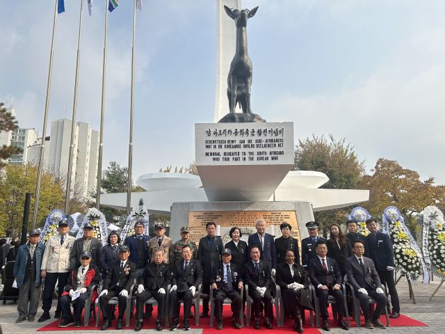 제75주년 남아프리카공화국 6·25참전 기념식이 열린 평택 남아프리카공화국 참전기념비 앞에서 참석자들이 기념촬영을 하고 있다. 경기남부보훈지청 제공