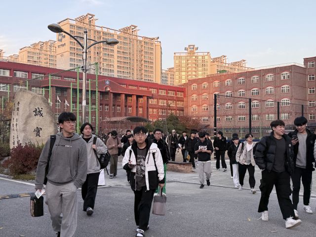 2026학년도 대학수학능력시험(수능)을 마치고 나오는 학생들. 이지민기자