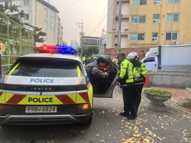 인천 미추홀경찰서 소속 김준희 경사가 13일 오전 2026학년도 대학수학능력시험 수험생을 수송하고 있다. 인천경찰청 제공