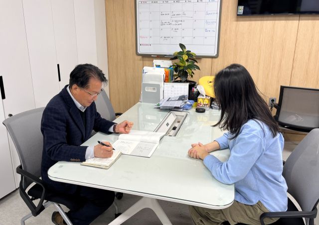 광명지역 소상공인이 소상공인 원스톱지원센터에서 전문가에게 상담을 받고 있다. 광명시 제공