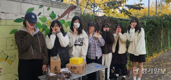 2026학년도 수능일인 13일 오전 7시39분께 경기도교육청 제34지구 제2시험장 평택 한광고교 정문 건너 편에서 수능 응시생들을 위해 한광여고 재학생들이 핫팩과 커피를 준비하고 응원하고 있다. 윤동현기자