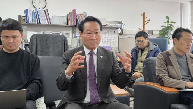 유정복 인천시장이 13일 인천시청 전국기자실에서 열린 기자간담회에서 제3연륙교의 명칭 재심의에서 ‘청라하늘대교’로 결론난 것에 대한 입장을 밝히고 있다. 장민재 기자