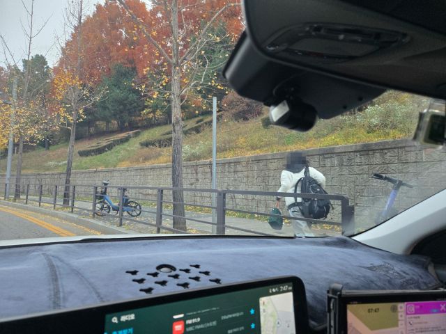 한 수험생이 고양시 일산서구 인근에서 경찰의 수송을 받은 후 고사장으로 뛰어 들어가고 있다. 경기북부경찰청 제공